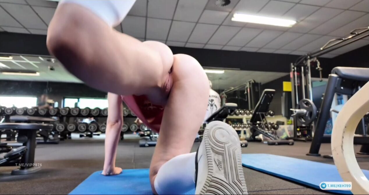 Gái Tây dâm khỏa thân không mặc đồ lót vào phòng gym nam vừa tập vừa khoe hàng p2